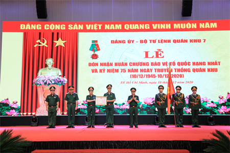 Quân khu 7 tổng duyệt chương trình đón nhận Huân chương Bảo vệ Tổ quốc hạng Nhất và kỷ niệm 75 năm Ngày truyền thống