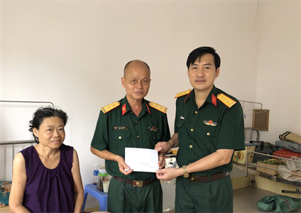 Trao tiền hỗ trợ quân nhân có hoàn cảnh khó khăn
