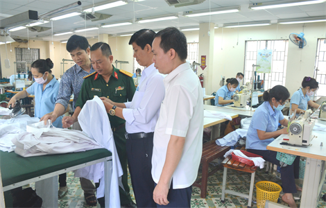 Xí nghiệp May - Cục Hậu cần Quân khu vươn lên hoàn thành tốt nhiệm vụ