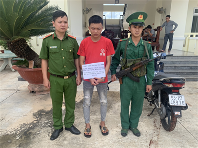 Bàn giao vụ tiêu thụ xe máy không rõ nguồn gốc cho Công an huyện Lộc Ninh