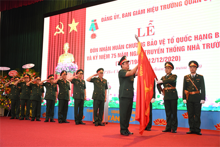 Trường Quân sự Quân khu 7 đón nhận Huân chương Bảo vệ Tổ quốc hạng Ba