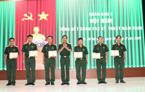 Bảo đảm vũ khí, trang bị kỹ thuật cơ bản, vững chắc, có trọng tâm, trọng điểm