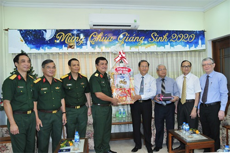 Thủ trưởng Bộ Tư lệnh Quân khu thăm chúc mừng nhân dịp lễ Giáng sinh 2020