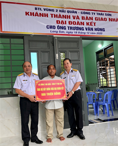 Bộ Tư lệnh Vùng 2 Hải quân bàn giao nhà “Đại đoàn kết”