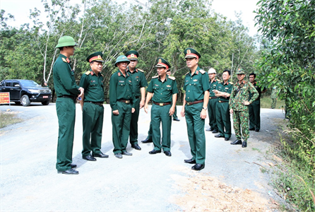 Tư lệnh Quân khu kiểm tra thi công bổ sung đường tuần tra biên giới