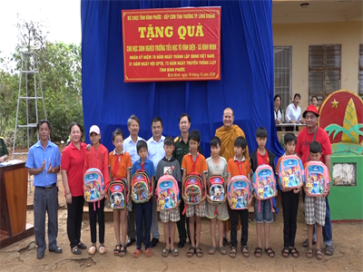 400 phần quà tặng cho đồng bào nghèo trên địa bàn huyện Bù Đăng