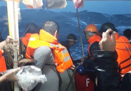 Kịp thời cứu 14 ngư dân Quảng Ngãi bị nạn trên biển