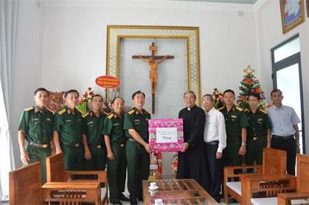 Bộ CHQS Bình Phước tỉnh thăm, tặng quà nhân dịp Lễ Giáng sinh