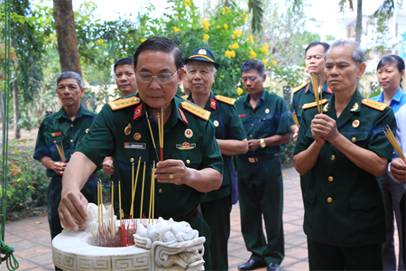 Ban Liên lạc Quân y Miền B2 dâng hương tưởng niệm liệt sĩ