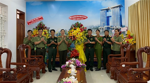 Công an thành phố Thủ Dầu Một chúc mừng Ban CHQS thành phố Thủ Dầu Một nhân dịp kỷ niệm 76 năm Ngày thành lập Quân đội Nhân dân Việt Nam