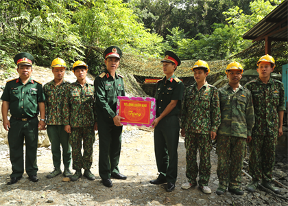 Bộ Tư lệnh Quân khu 7 thăm, kiểm tra, tặng quà các đơn vị LLVT làm nhiệm vụ tại huyện Côn Đảo