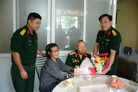 Đại tá Thái Thành Đức thăm, mừng thọ thiếu tướng Mai Văn Phúc