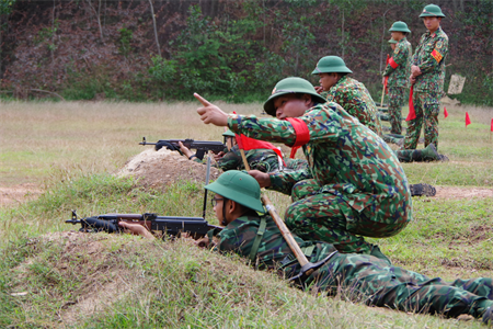 Học viên lần đầu tiên bắn đạn thật