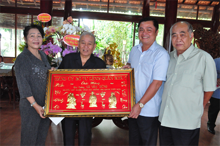 Bộ Tư lệnh Quân khu 7 mừng thọ Đại tướng Lê Văn Dũng