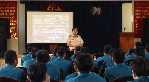 Quận 9 (TP.HCM) tuyên truyền luật giao thông đường bộ cho cán bộ, chiến sĩ dân quân thường trực