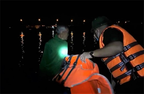 Cứu 3 ngư dân bị nạn trên biển