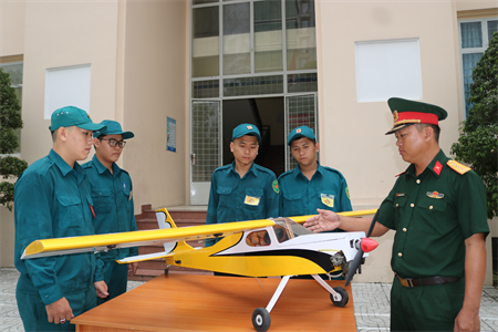 Thiếu tá QNCN Phạm Công Nguyên - Say mê sáng kiến mô hình máy bay