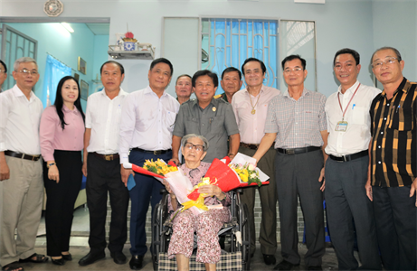 Bàn giao nhà tình nghĩa cho mẹ liệt sỹ Nguyễn Minh Trí