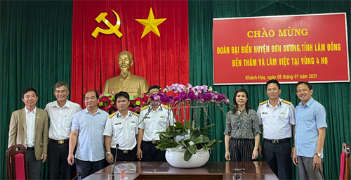 Huyện ủy Đơn Dương, tỉnh Lâm Đồng thăm và tặng quà Vùng 4 Hải quân