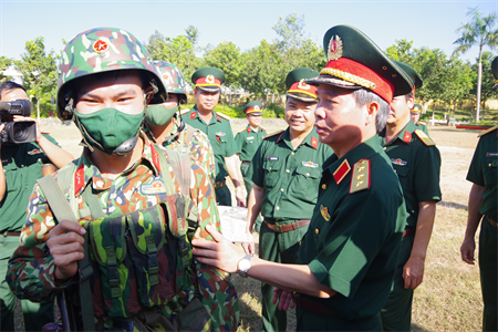 Thượng tướng Đỗ Căn kiểm tra công tác trực sẵn sàng chiến đấu tại Trung đoàn 31