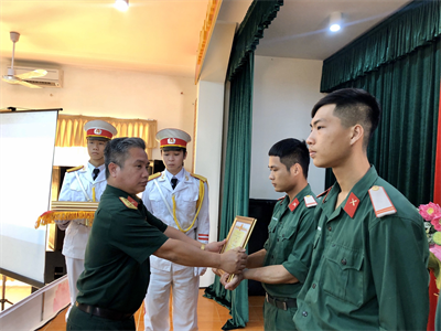 Sinh hoạt “Bàn giao thế hệ xây dựng đơn vị vững mạnh toàn diện”