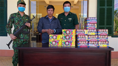 Bắt vụ vận chuyển gần 50 kg pháo nổ