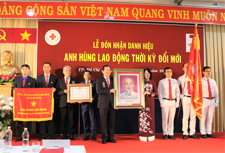 Bệnh viện Nhân dân 115 đón nhận danh hiệu Anh hùng Lao động thời kỳ đổi mới