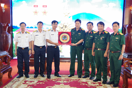 Trung tâm huấn luyện Vùng 2 Hải quân tham quan Sư đoàn 5