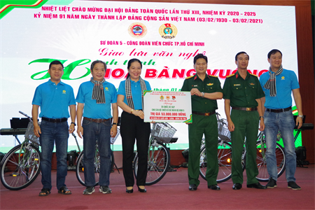 Sư đoàn  5 và Công đoàn viên chức Thành phố Hồ Chí Minh giao lưu văn nghệ