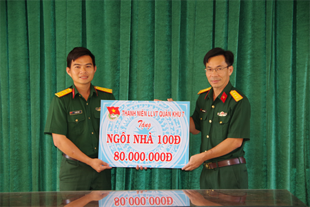 Sư đoàn 5 trao tiền hỗ trợ xây dựng "Ngôi nhà 100 đồng"