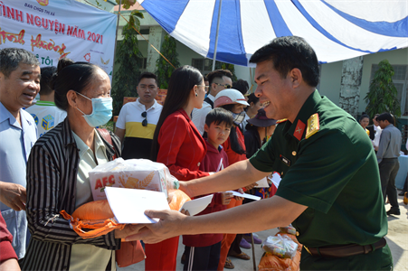 500 xuất quà tặng gia đình chính sách