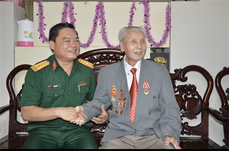 Tỉnh Bà Rịa - Vũng Tàu thăm, tặng quà các đơn vị và cá nhân nhân kỷ niệm 91 năm Ngày thành lập Đảng