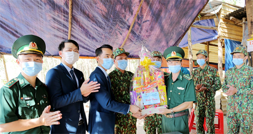 Thăm, tặng quà Mẹ Việt Nam Anh hùng và chốt Biên phòng