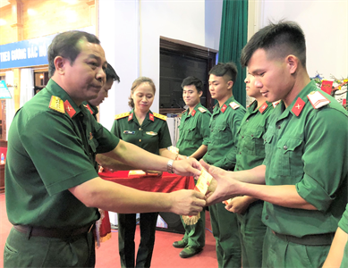Bàn giao thế hệ xây dựng đơn vị vững mạnh toàn diện