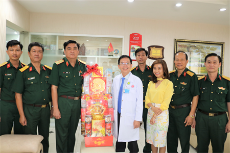 Thiếu tướng Võ Văn Thi, Phó Tư lệnh Quân khu 7 thăm, chúc tết các bệnh viện