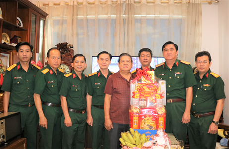 Thiếu tướng Võ Văn Thi thăm, chúc Tết các đồng chí nguyên Thủ trưởng Bộ Tư lệnh Quân khu