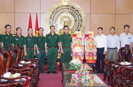 Thiếu tướng Đỗ Văn Bảnh, Phó Chính ủy Quân khu 7 thăm, chúc Tết tại tỉnh Bình Thuận