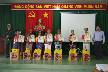 Tặng cờ Tổ quốc, ảnh Bác Hồ cho ngư dân