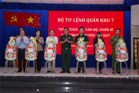 Bộ Tư lệnh Quân khu 7 thăm, chúc Tết quân, dân huyện Phú Quý