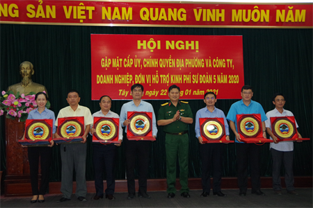 Sư đoàn 5 gặp mặt cấp ủy, chính quyền địa phương