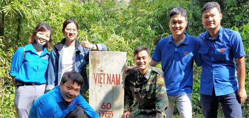 Huyện đoàn Đồng Phú thăm tặng quà Đồn Biên phòng Đắc Nô