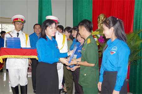 Tuyên dương điển hình tiêu biểu trong phong trào xung kích bảo vệ Tổ quốc