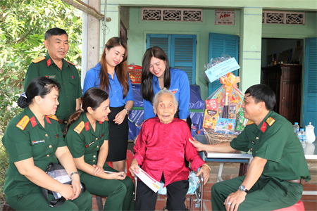 Tổng Công ty Thái Sơn thăm, tặng quà các Bà mẹ Việt Nam Anh hùng