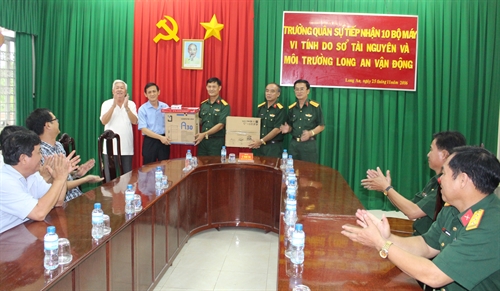 Trường Quân sự tỉnh Long An: Tiếp nhận 10 bộ máy vi tính