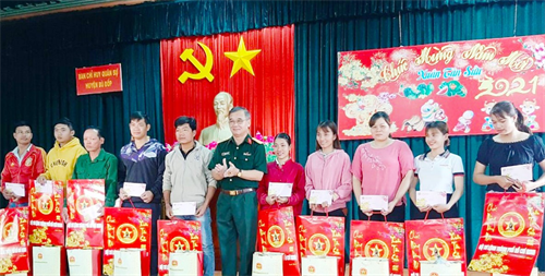 Bộ Tư lệnh Thành phố Hồ Chí Minh tặng quà tại huyện Bù Đốp, tỉnh Bình Phước