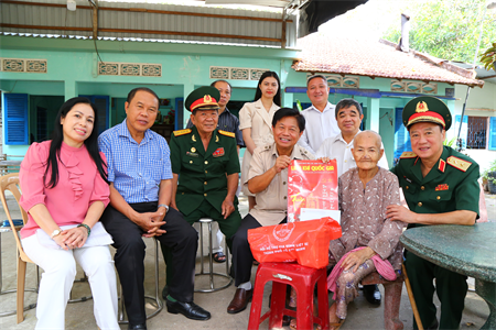 Hội Hỗ trợ gia đình liệt sỹ TP. HCM thăm, tặng quà các Mẹ Việt Nam Anh hùng