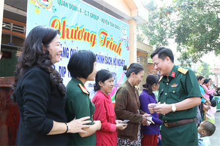 Quân đoàn 4: Chăm lo Tết đối tượng chính sách vùng căn cứ cách mạng