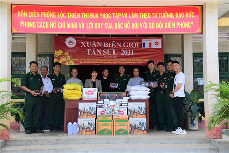 Tặng quà các Đồn Biên phòng tuyến biên giới huyện Lộc Ninh, tỉnh Bình  Phước