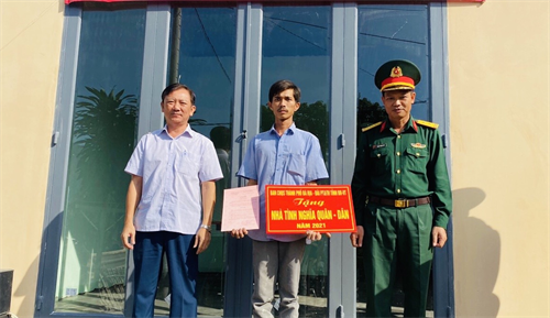 Ban CHQS thành phố Bà Rịa, tỉnh BR-VT bàn giao “Nhà tình nghĩa quân - dân”