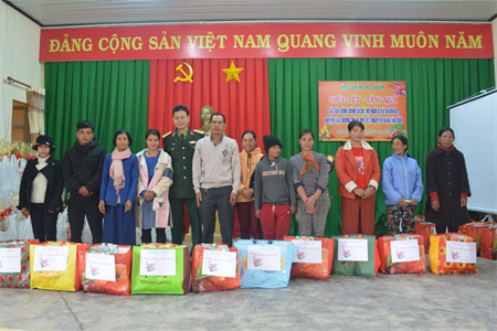 Học viện Lục quân: 100 triệu đồng tặng quà tết cho người nghèo